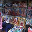 中華街のすぐ近くにあるインド人街です。露店にも、仏教の僧侶の隣りにヒンドゥー教の神様の絵が並びます