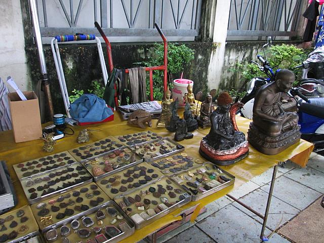 寺院前らしい商品がたくさん