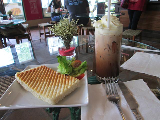 パンニーニとカフェモカ