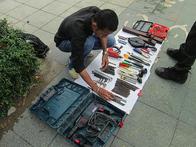 泥棒市場のような品物を売っている人も