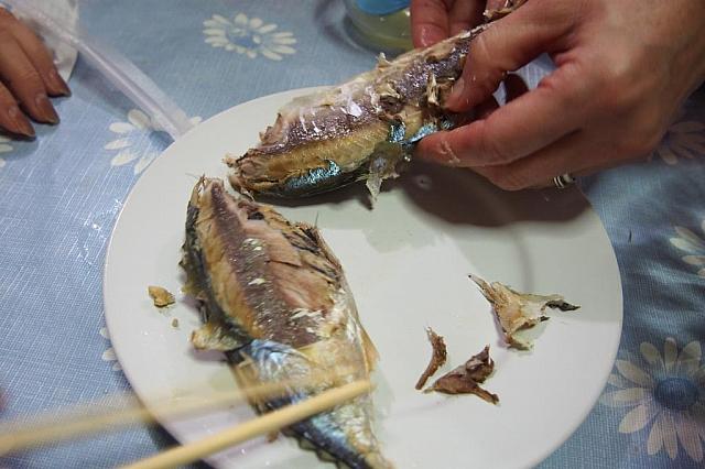 焼いたアジは皮を剥いて身をほぐします