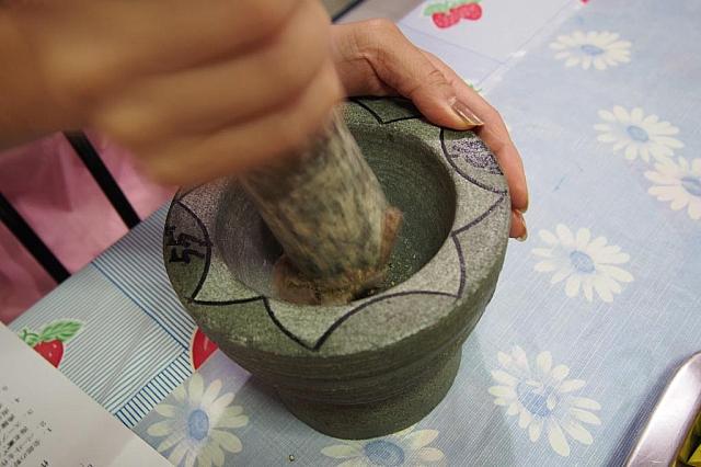 小さなすり鉢で調味料をゴリゴリ