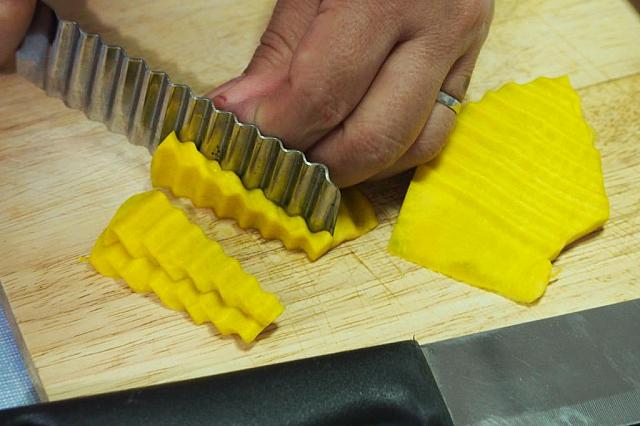 カボチャは波型の包丁で切ります