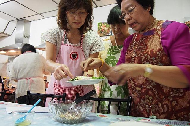 お母さんのアドバイスに従って、アジの身に野菜を混ぜていきます