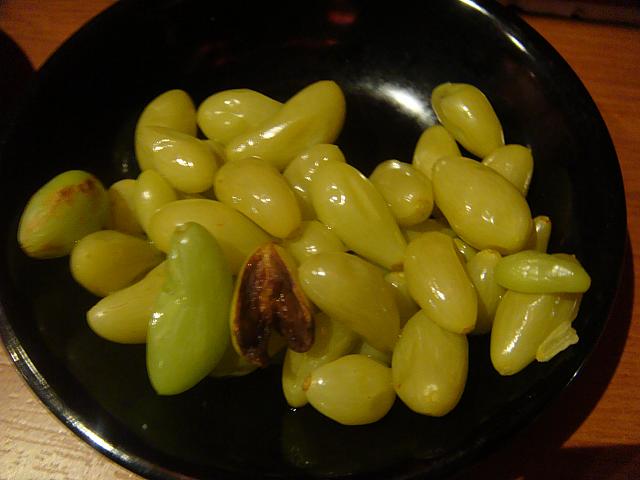 これはぶどうの一種らしい。酸っぱい