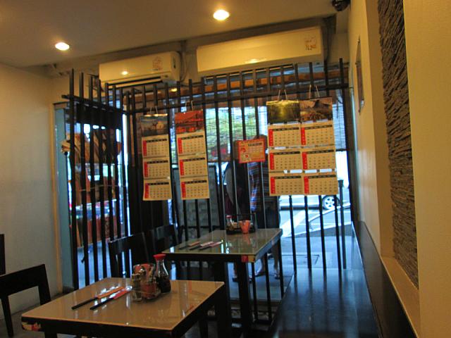 すっきりしてきれいな店内