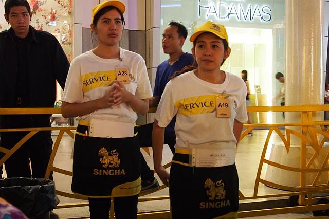 会場が広いので、スタッフも一杯います。
