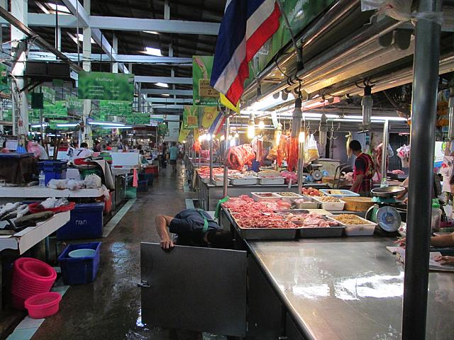 屋内の肉売り場