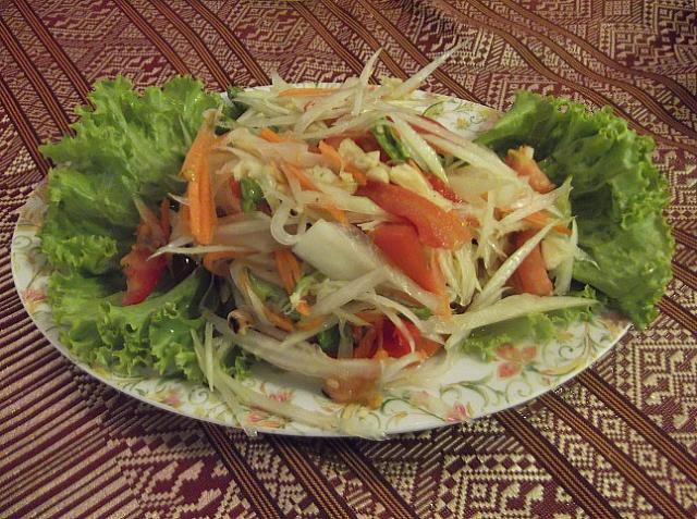 エビ入りのソムタン（青パパイヤのサラダ）美味いけどかなり辛いです（汗）
