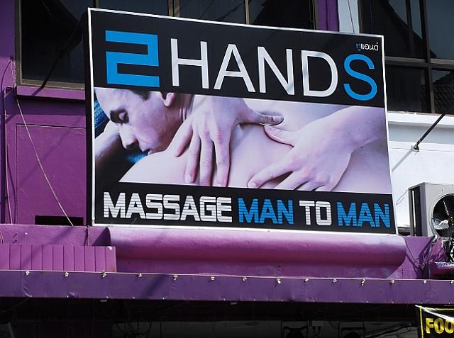 ホテル近くのマッサージ店です
MAN TO MANって？やばそうです…
