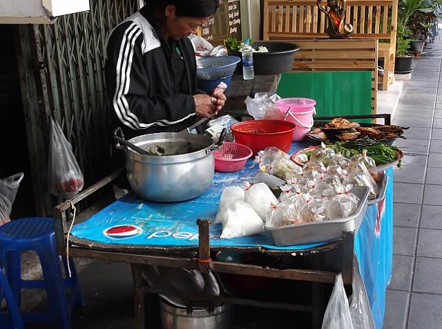 汁物はビニール袋にいれて売られています　タイ流です