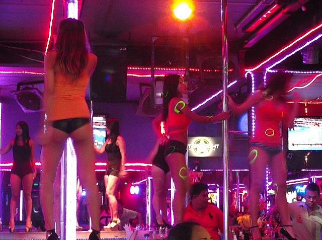 ドキドキします、ポールダンス!!!