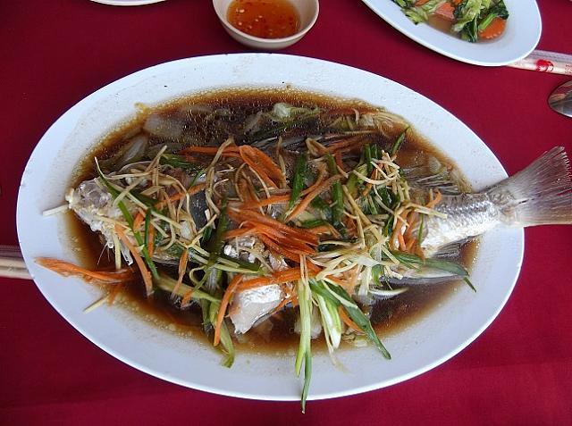 尾頭付き!!　何の魚かわかりませんが白身魚です　豪快でしょ!!