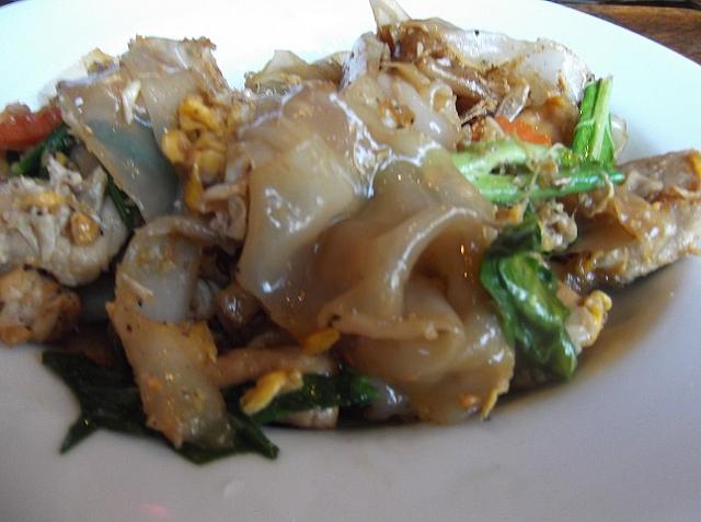 幅のひろ～い麺を使ったパッタイ（焼きそば）風の料理です