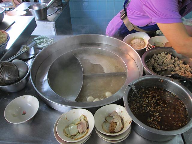 お好みの麺を手早く茹でます