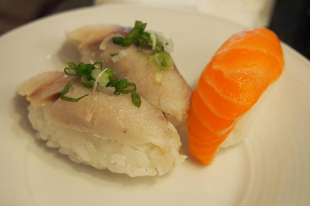 職人が握ったお寿司も美味！写真はしめ鯖とサーモンです