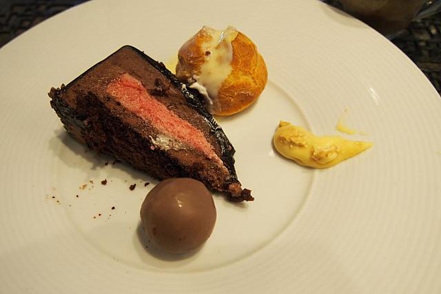 ナビの最後の一皿。チョコレートケーキ、甘酸っぱいベリーと相まってすっごく美味！