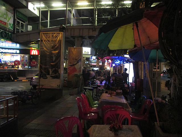 飲食屋台もあるので夜食に困りません