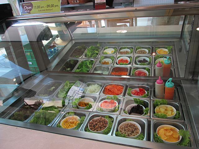 カラフルなオーガニック野菜が並ぶ