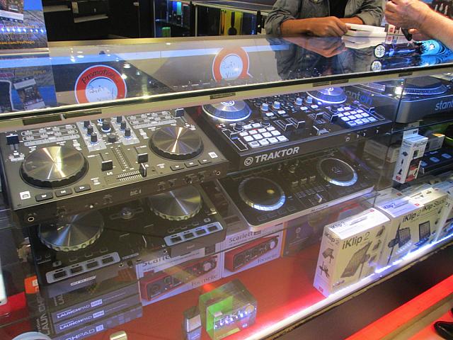 クールなDJ機材もあります