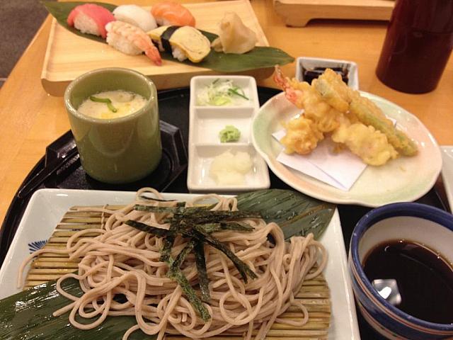歌行燈のお蕎麦と天麩羅。