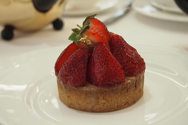 イチゴのタルト。金箔付き！