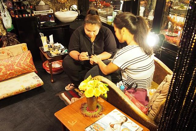 店内ではネイルも。