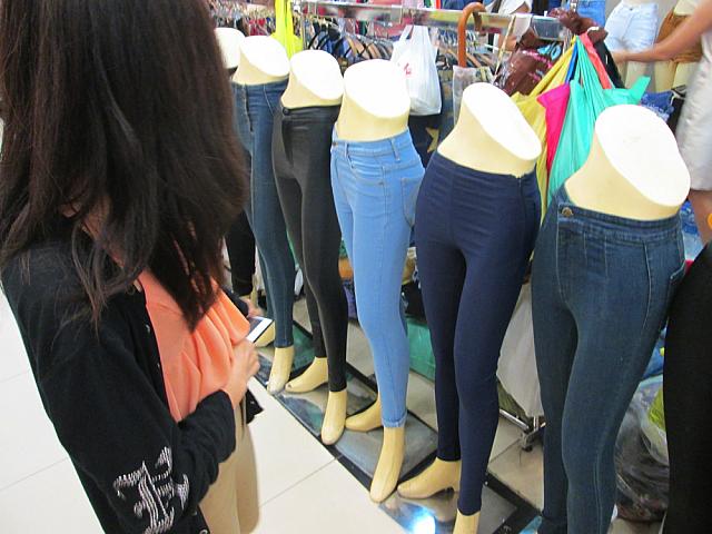 こちらはスキニーパンツ