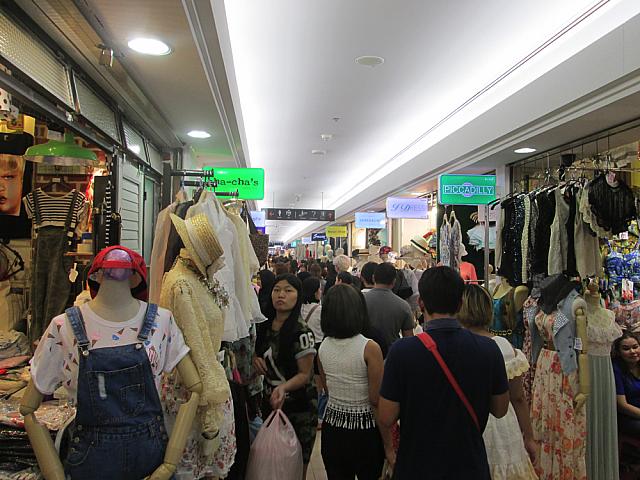 ひたすら並ぶ洋服屋の店舗