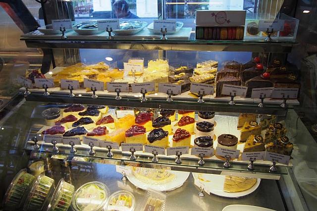 ケーキも色々ありますよ