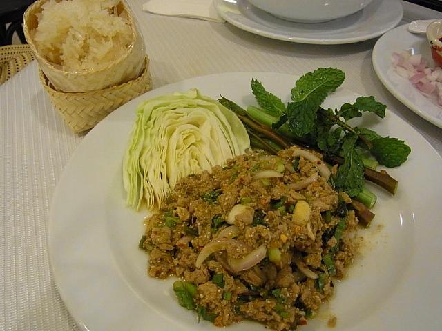 「ラープ」炒った米粉のおかげで香ばしさアップ。もち米と一緒に食べます