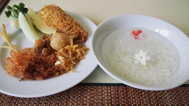 「カオチェー」タイで最も暑い時期に食べます。ジャスミンの香りをつけた水に氷を浮かべお米を浸す、日本人には未知の味