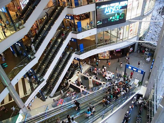 アソーク駅直結のターミナル21