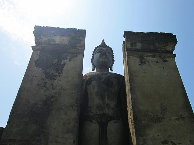 ここにも壁に囲まれた仏像が