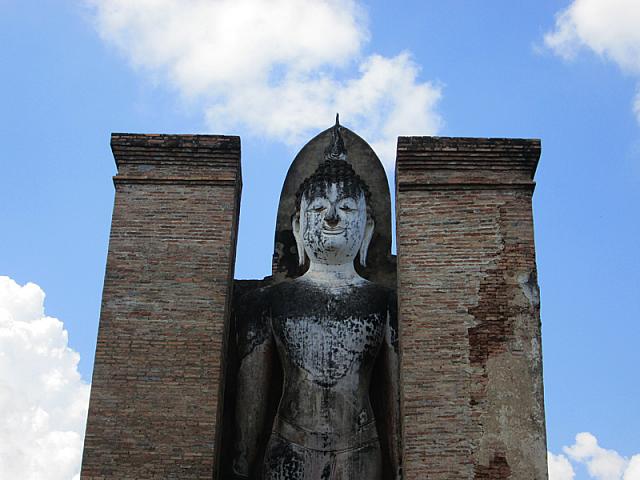 印象的な壁の中の大仏