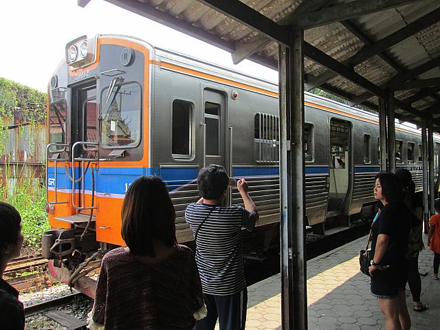 メークロン行きの列車到着