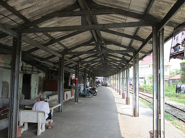 バーンレム駅構内