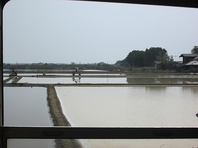 車窓からの塩田風景