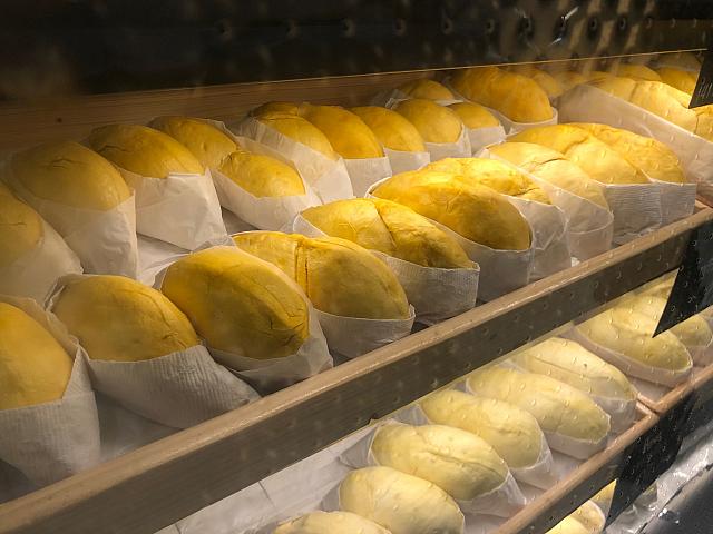 皮が剥かれて売られているドリアン