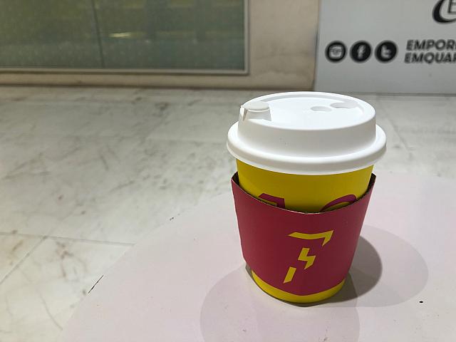 ホットカフェラテSサイズは、60バーツ（240円）。スタバでは一番小さいサイズ（トール）が110バーツ（440円）くらいなので、安い！少量サイズが選べるのもポイント高い！