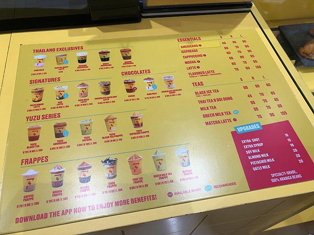 FLASH COFFEEというお店です。アメリカーノが45バーツ（180円）から！コーヒー以外にも、ピンクミルクなどタイならではのドリンクがあるのも嬉しい。
