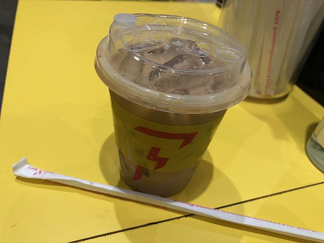 アイスカフェラテMサイズは、75バーツ（300円）。