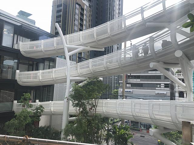 お店は賑わってませんでしたが、この通路で写真撮影するタイの人たちでにぎわっていました。