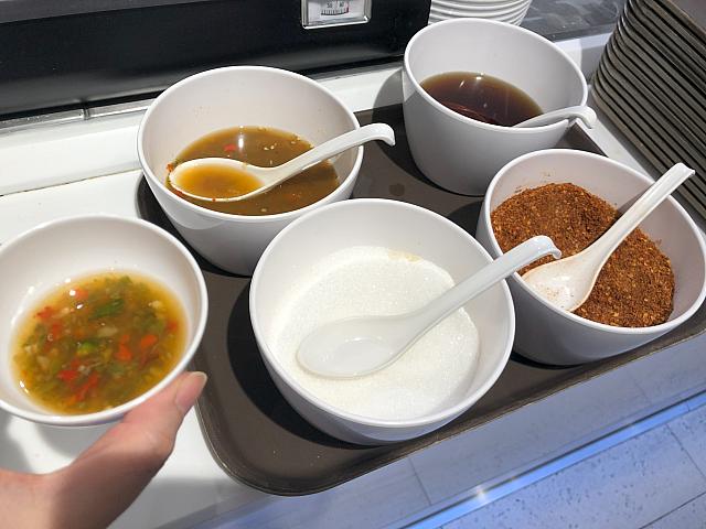 好みで調味料を足して味変させます。清潔だし涼しいしフードコート最高！