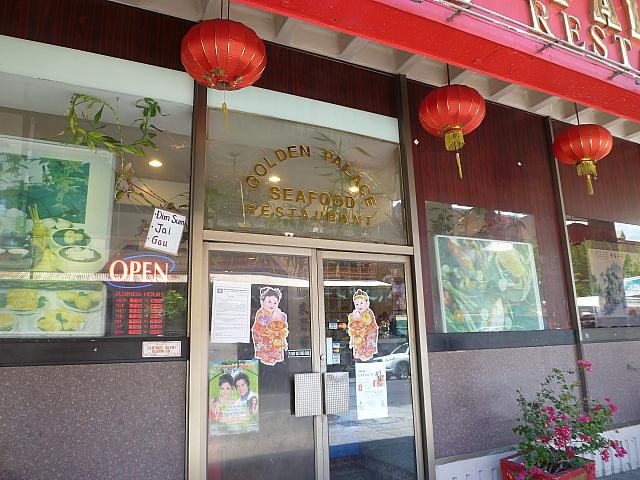 「Dim Sum（ディムサム）」の張り紙が。飲茶のことです。
