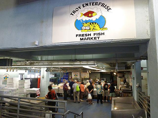 思いがけず広い店内。奥には魚屋が。