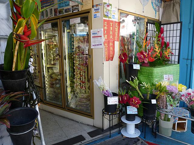 平日は店内でレイを作っている姿が見られますが、週末のせいか誰も作っていませんでした。