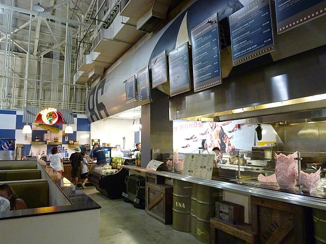 こじゃれたセルフサービスのカフェ＆レストランあり。