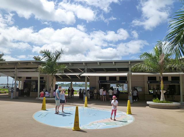 インフォメーションセンターで各施設のチケットを購入します。