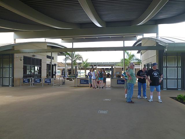 セキュリティーゲートを通って中へ。